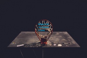 爱游戏入口|篮球与音乐的跨界对话，后街男孩主唱单膝跪桌与东契奇平视交流成全美热搜