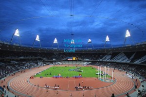 爱游戏中国：泰山队球迷开放日引爆热潮，克雷桑为泽卡签名成暖心亮点