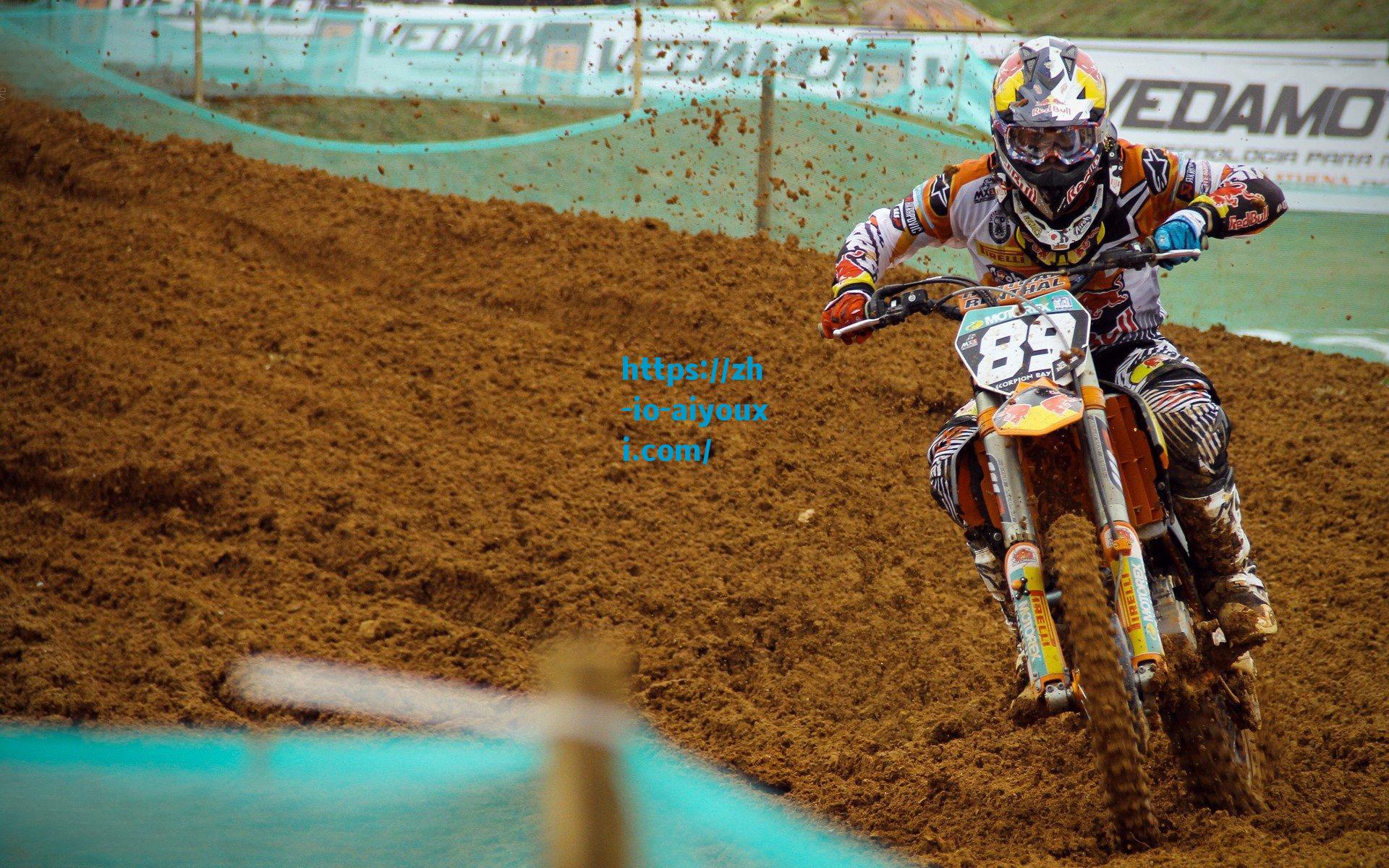 多特赛后温情一幕,身披加拿大与海地国旗,笑容满面走向更衣室