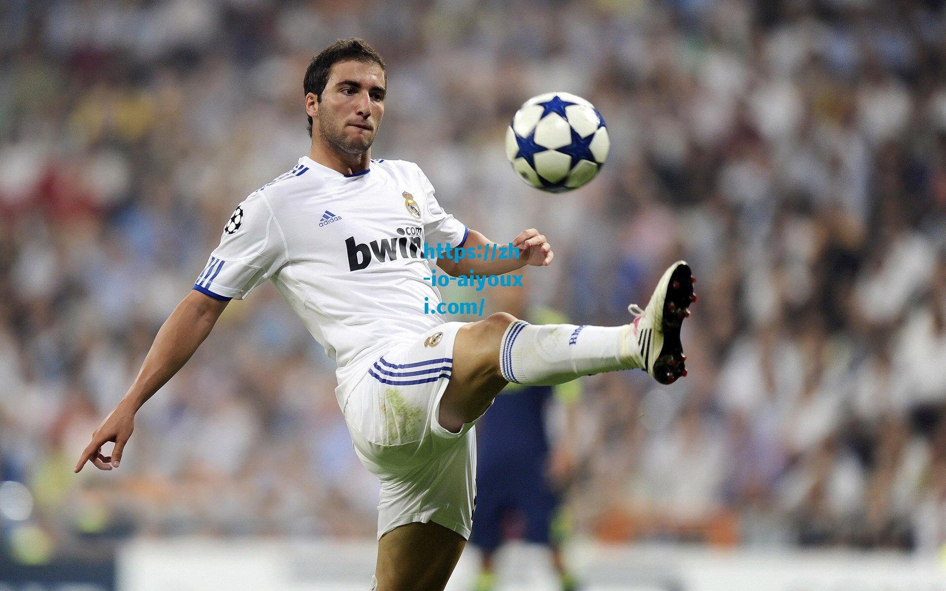 球迷热议，新月vs巴黎对决将验证C罗沙特联赛强于法甲言论